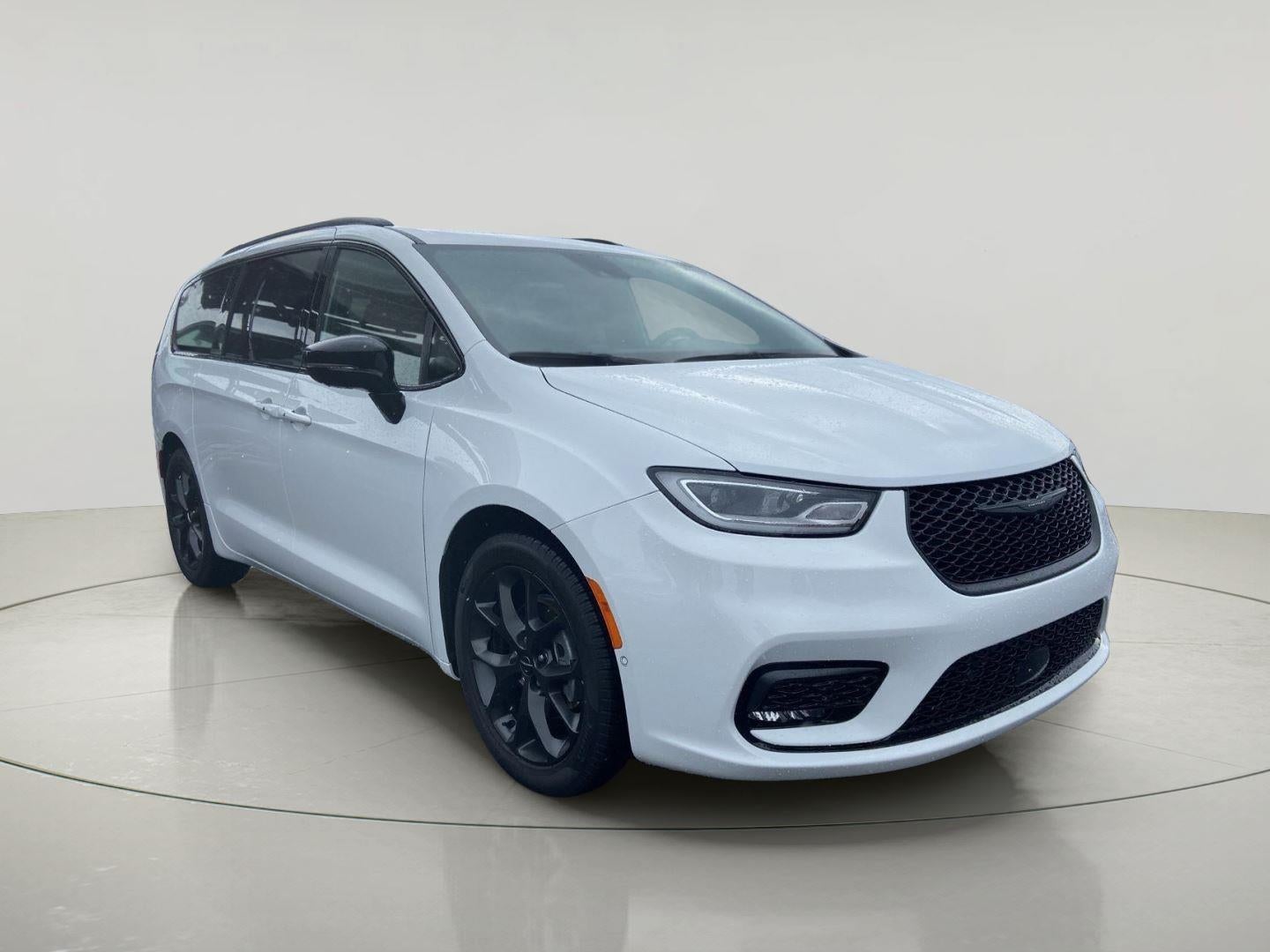 2024 Chrysler Pacifica Limited's photo