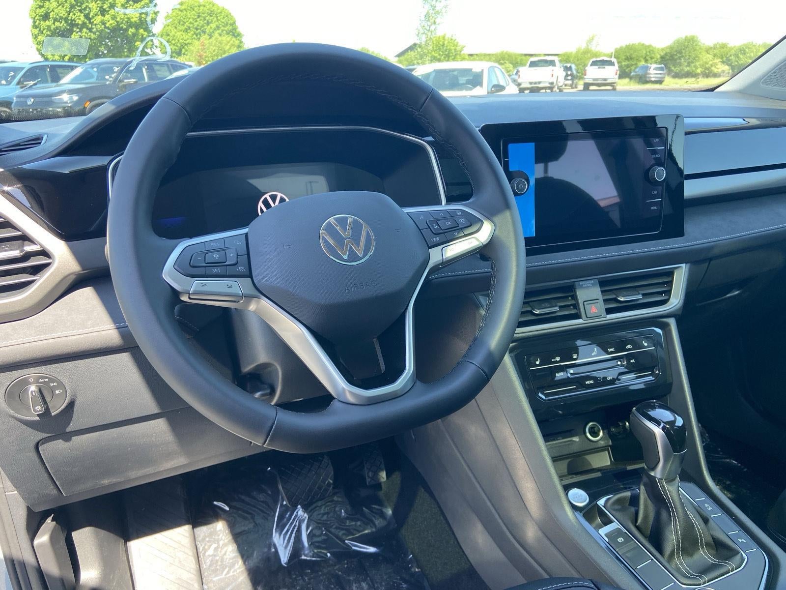 2026 Volkswagen Taos SE Black