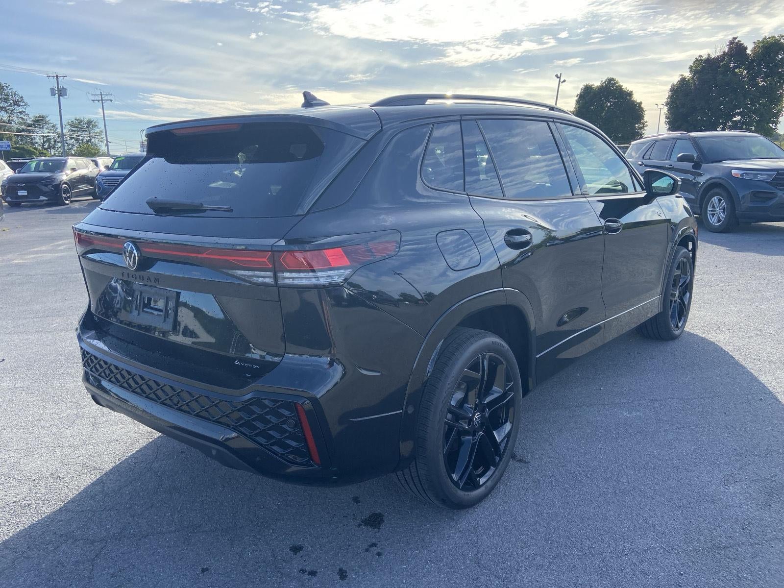 2026 Volkswagen Tiguan SE R-Line Black