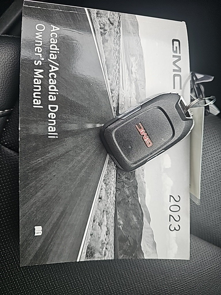 2023 GMC Acadia SLT Fresh Trade! Bose, Remote Start, Heated Seats, Pow