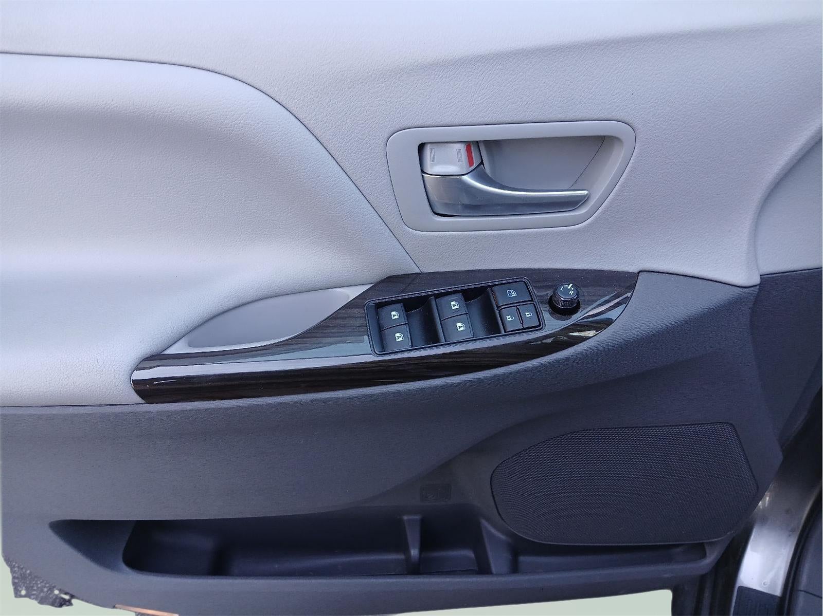 2017 Toyota Sienna XLE 8-Passenger