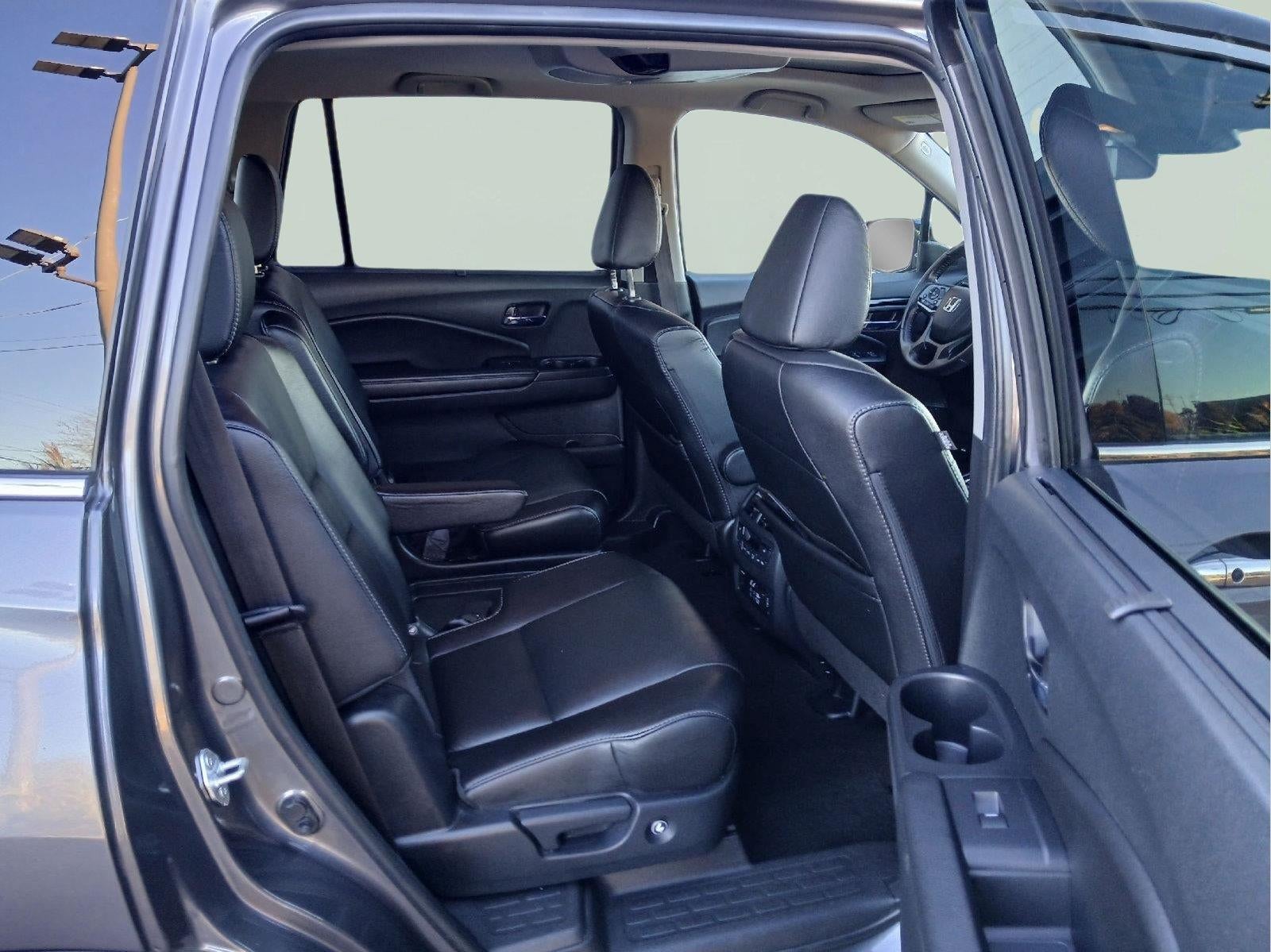 2022 Honda Pilot Touring w/Rear Captain's Chairs