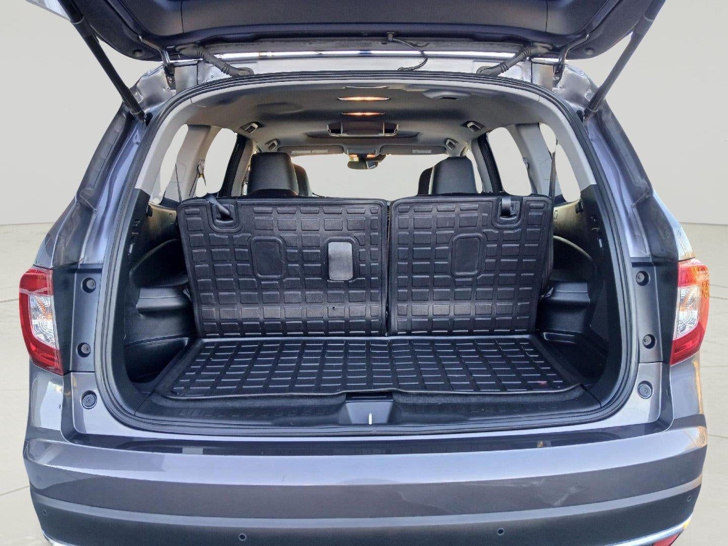 2022 Honda Pilot Touring w/Rear Captain's Chairs