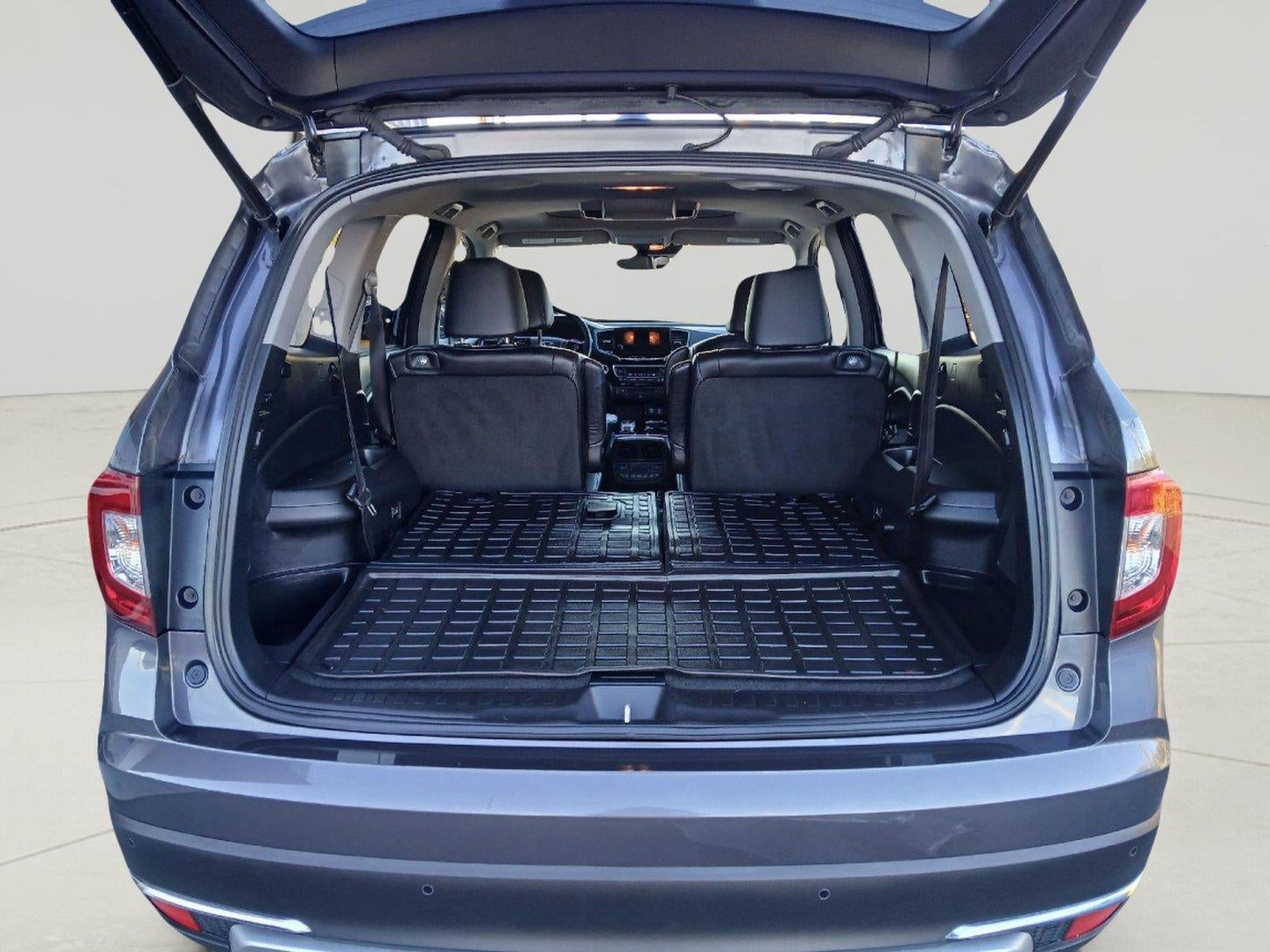 2022 Honda Pilot Touring w/Rear Captain's Chairs