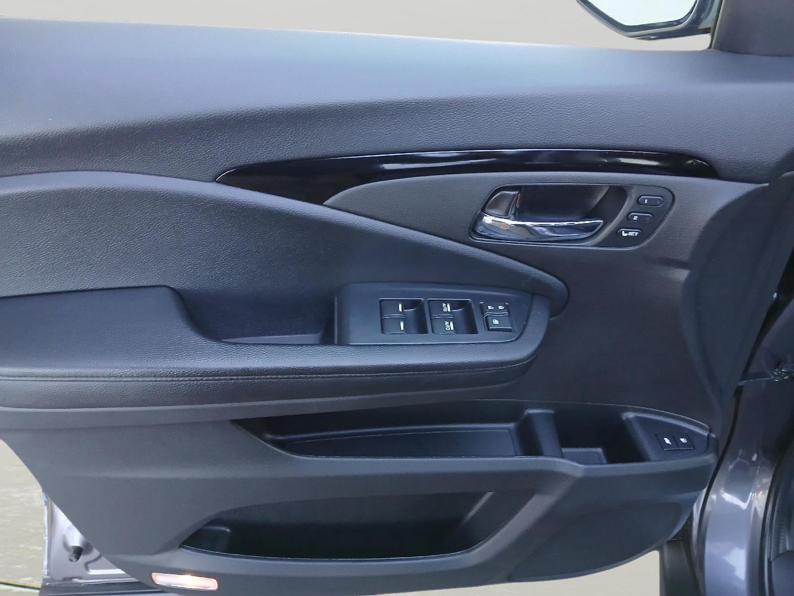 2022 Honda Pilot Touring w/Rear Captain's Chairs