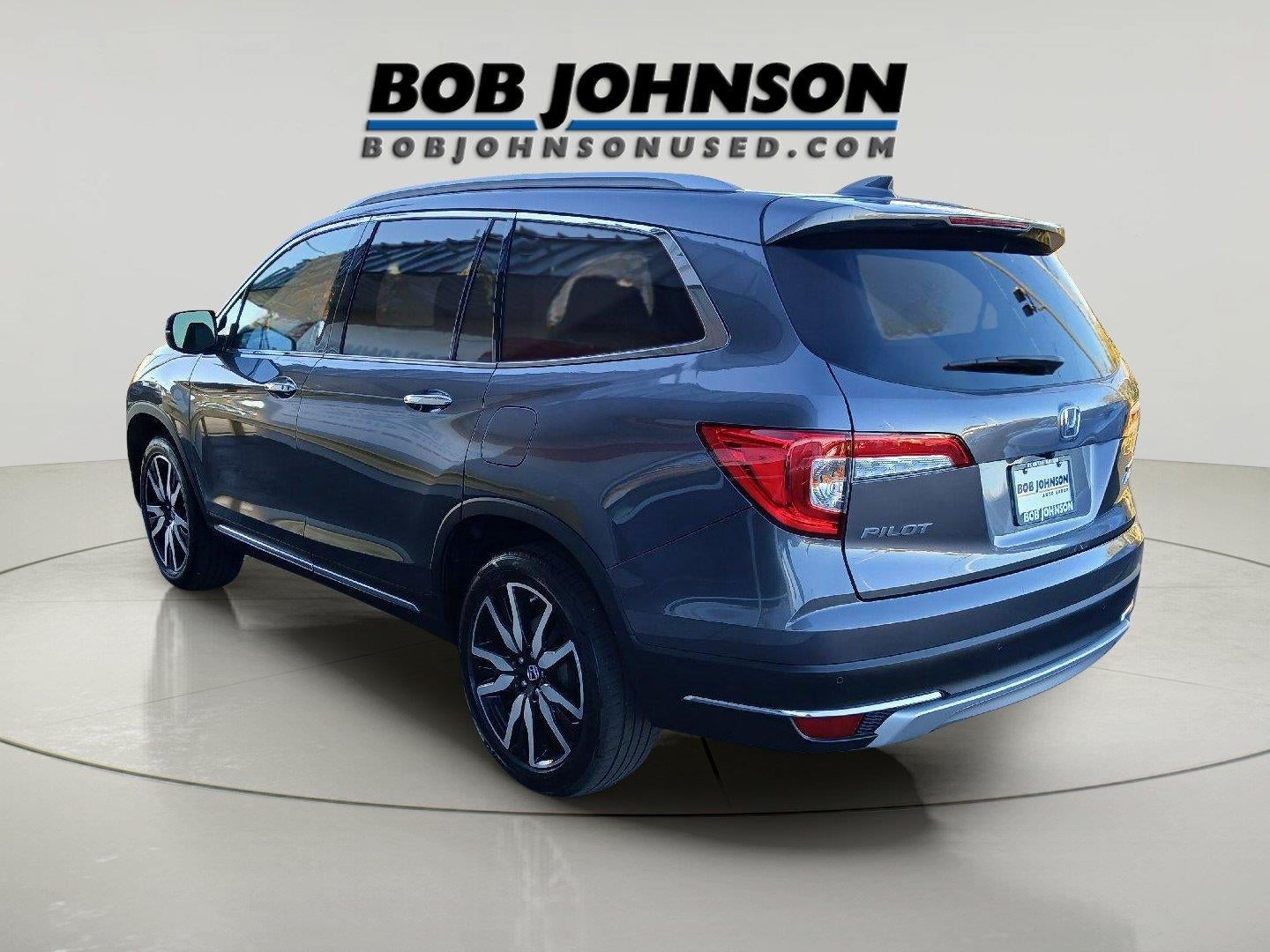 2022 Honda Pilot Touring w/Rear Captain's Chairs