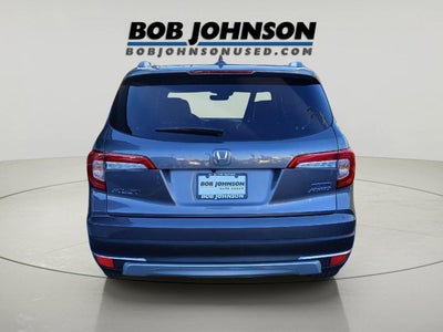 2022 Honda Pilot Touring w/Rear Captain's Chairs