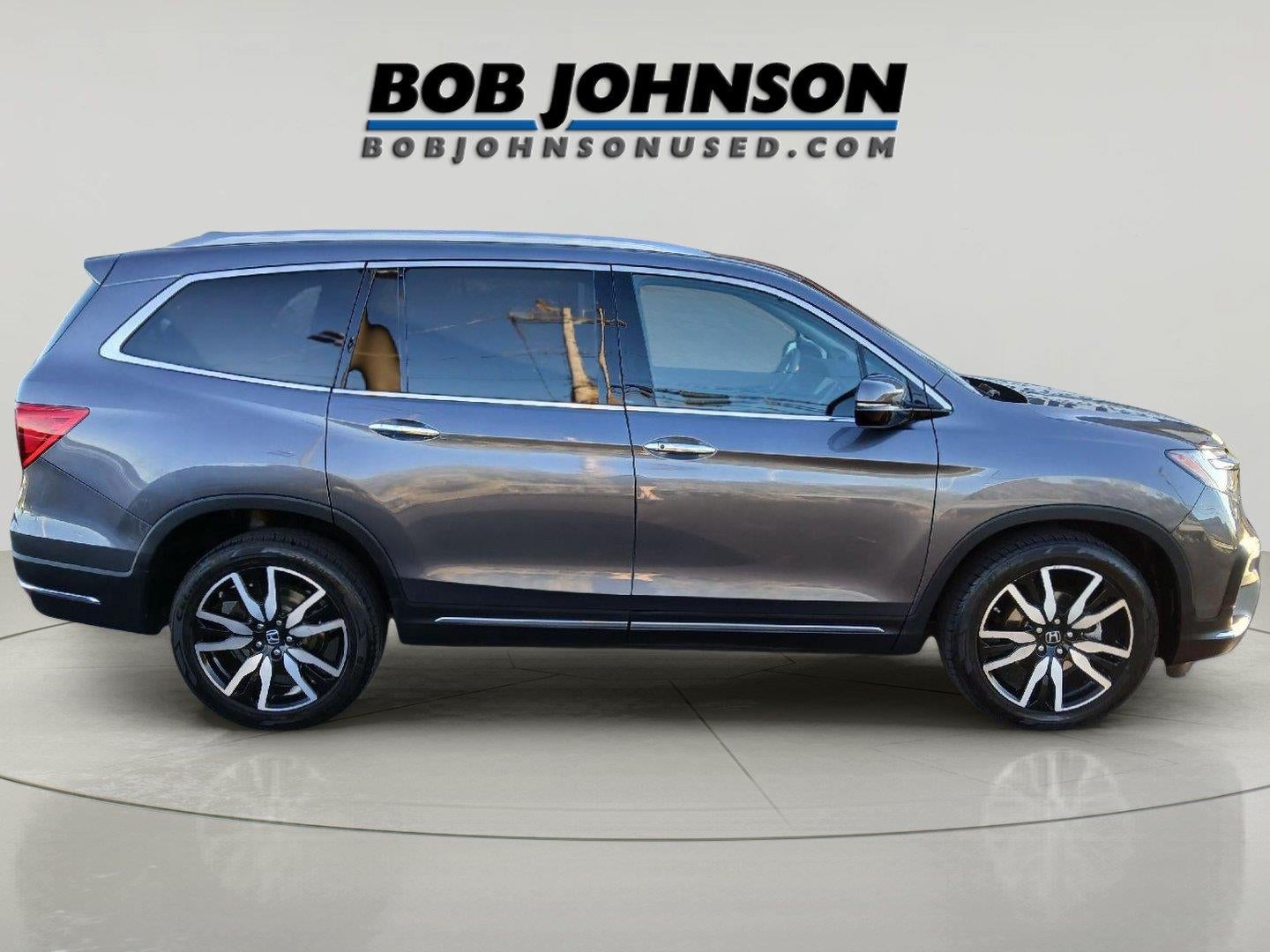 2022 Honda Pilot Touring w/Rear Captain's Chairs