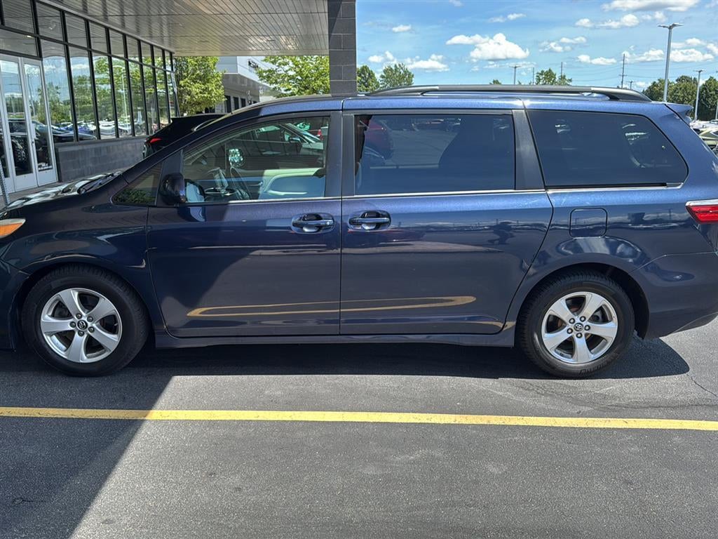 2018 Toyota Sienna LE Auto Access Seat