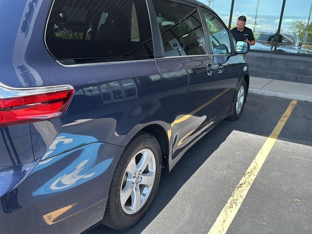 2018 Toyota Sienna LE Auto Access Seat