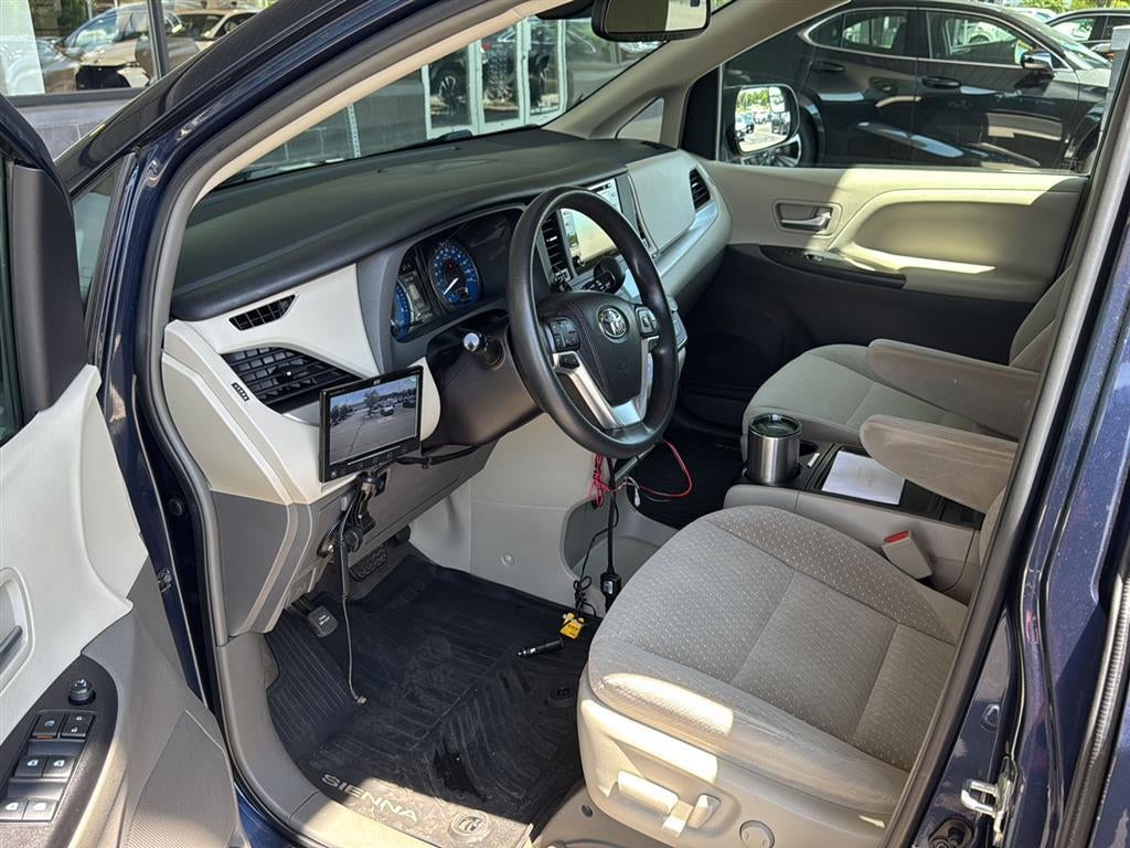 2018 Toyota Sienna LE Auto Access Seat