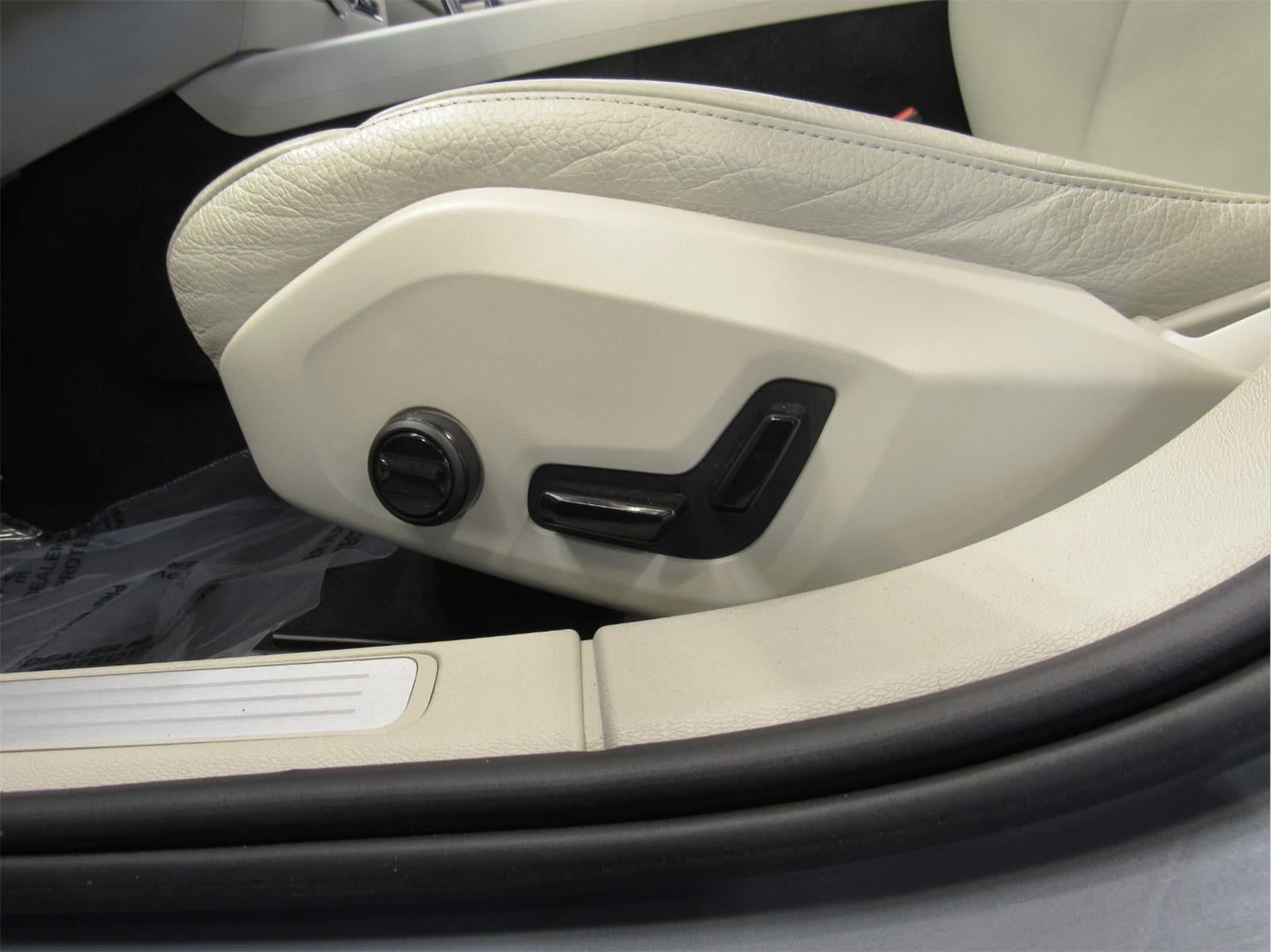 2023 Volvo S60 B5 Plus Dark Theme